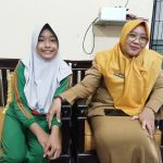 Kibarkan Bendera Merah Putih, Siswi SDN Sadagori Sukses Taklukan Puncak Gunung Ciremai